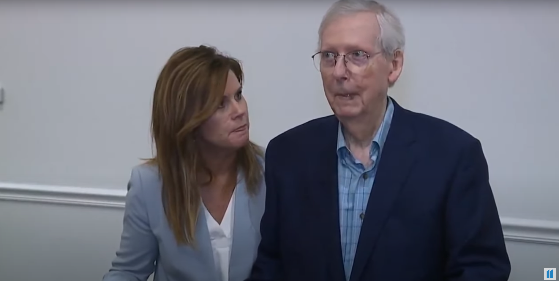 The moment an aide checks on Sen. Mitch McConnell during one of his episodes. Screenshot: WHAS11 news 