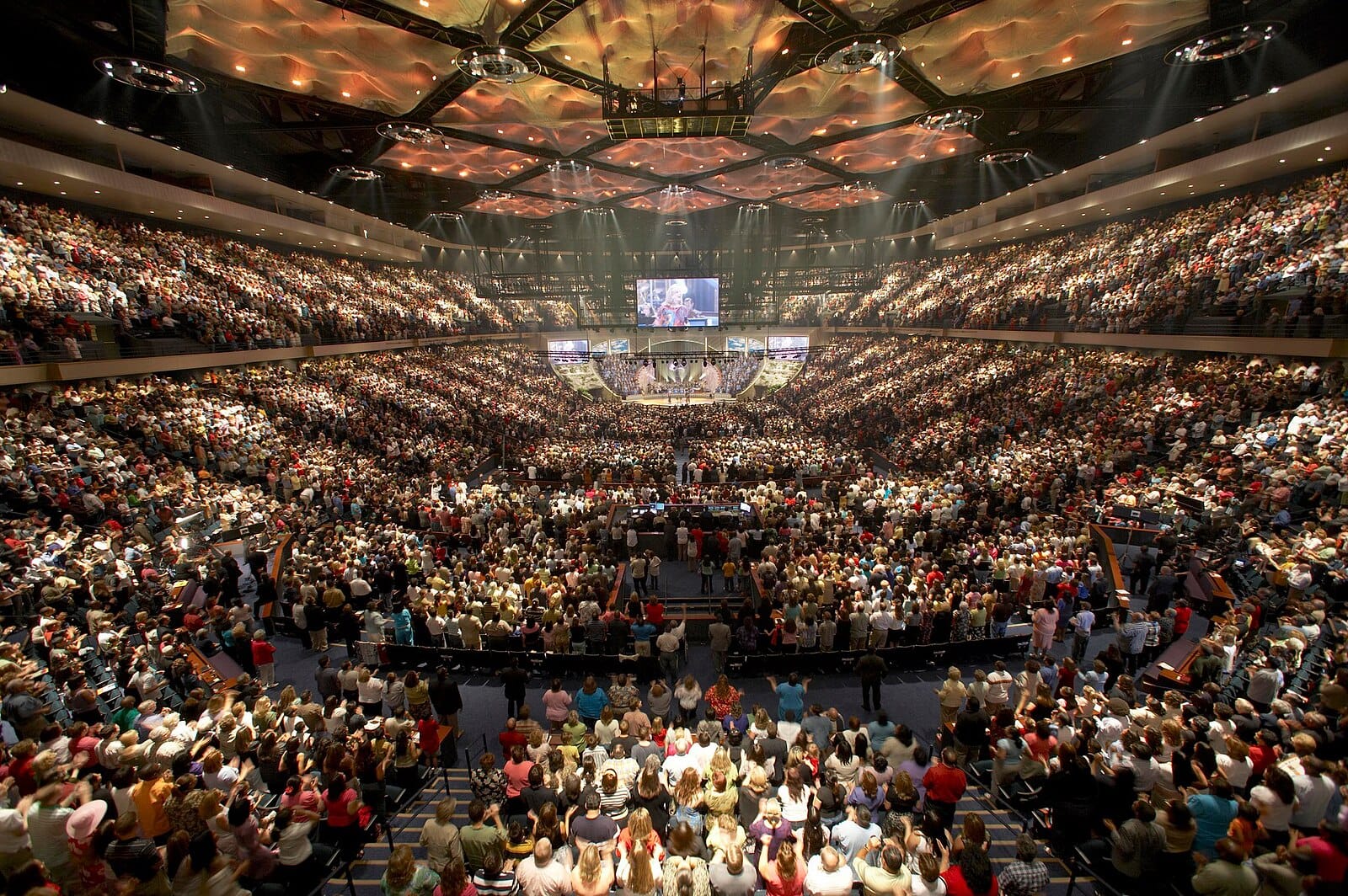 Inside the Lakewood Church, 2013 | Wikimedia Commons