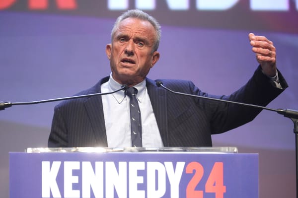 Robert F. Kennedy, Jr. speaking with supporters in Arizona. Image: Gage Skidmore / Flickr